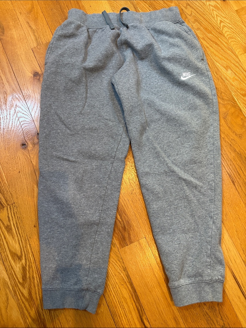 • Nike • - Picture 1 of 4